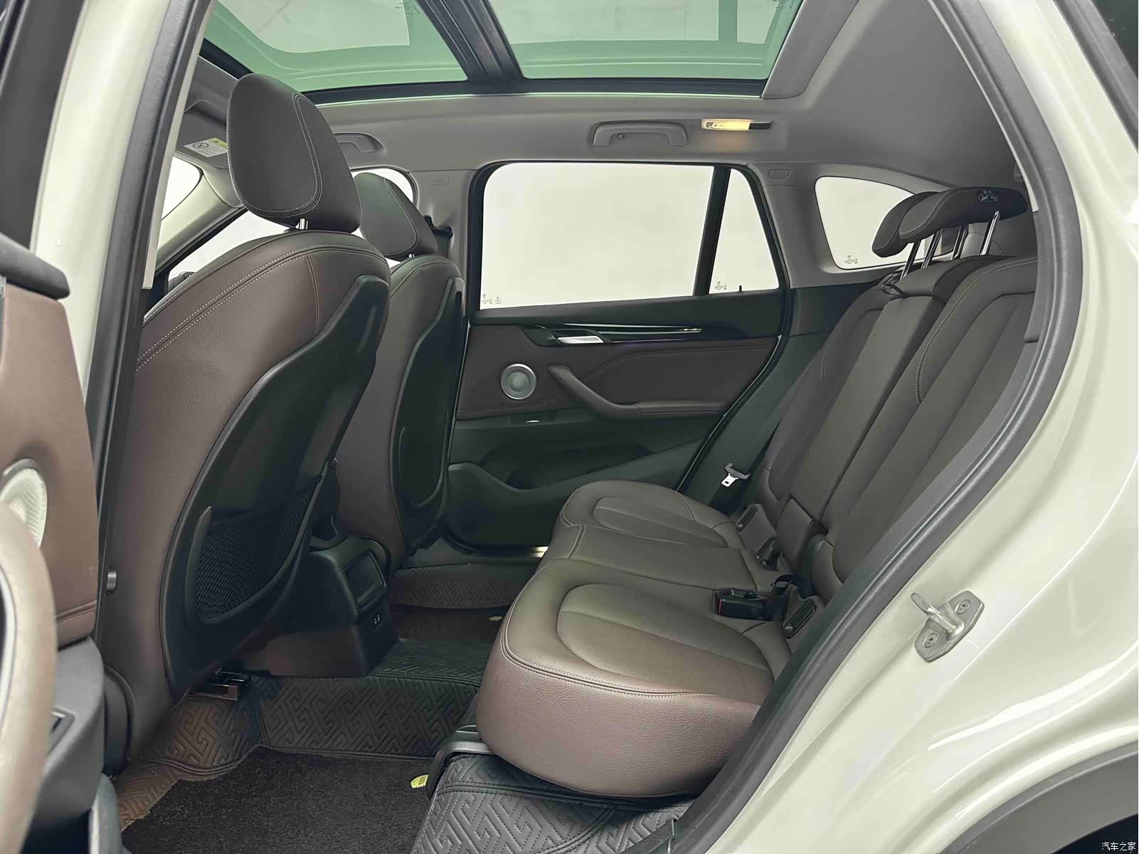 BMW X1, 2023 все фото