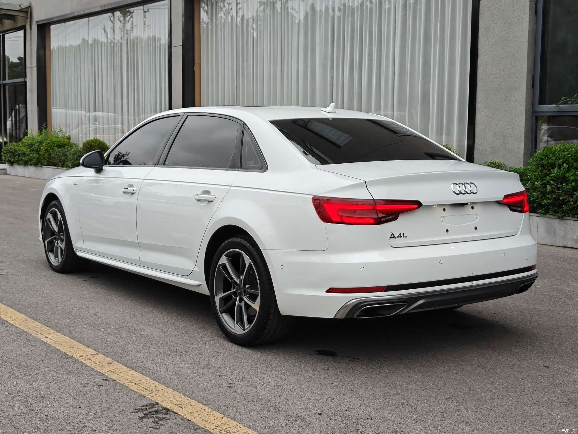 Audi A4L, 2019 все фото