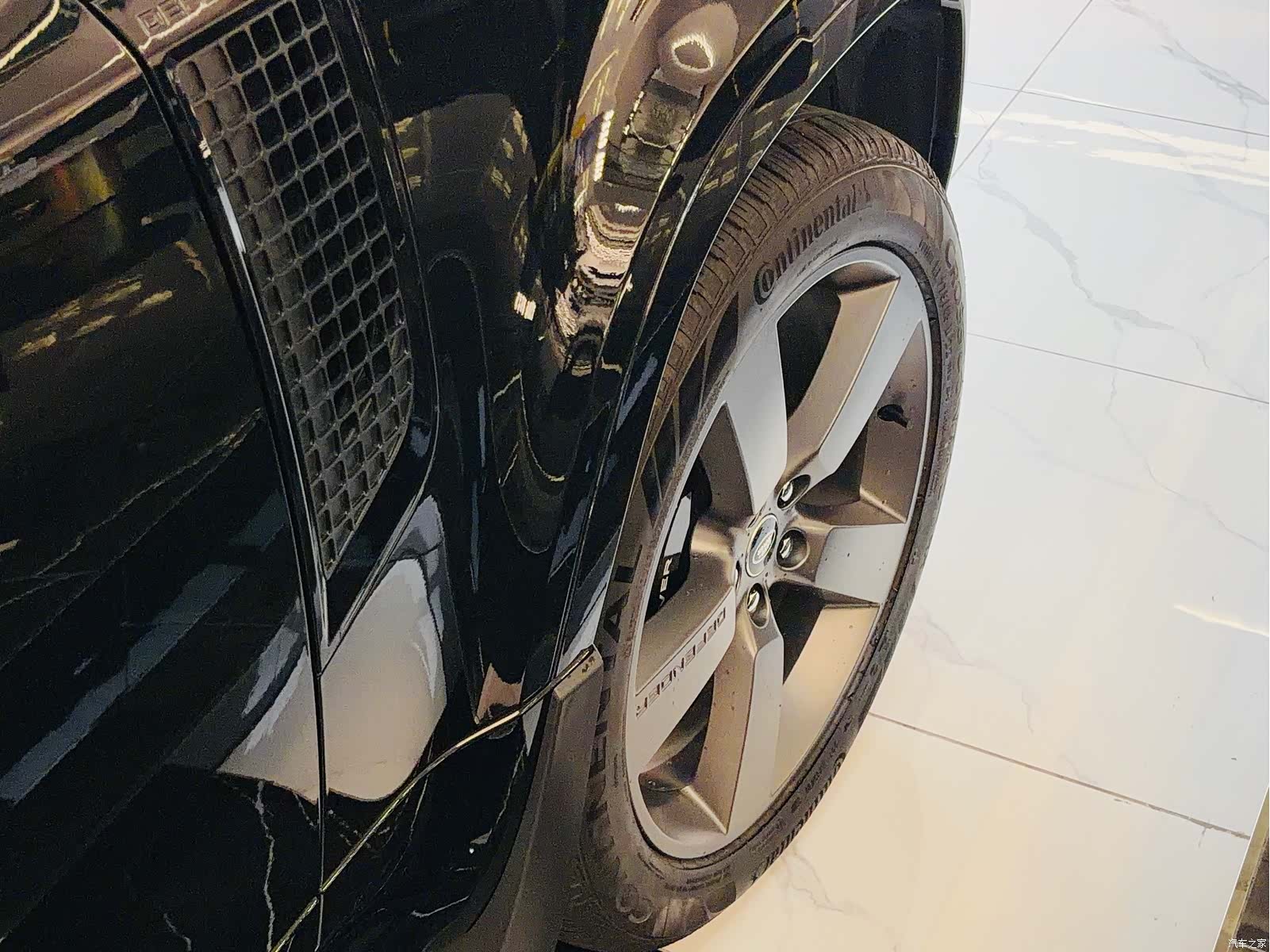 Land Rover Defender, 2023 24