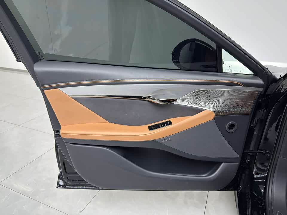 VOYAH Lantu chasing light