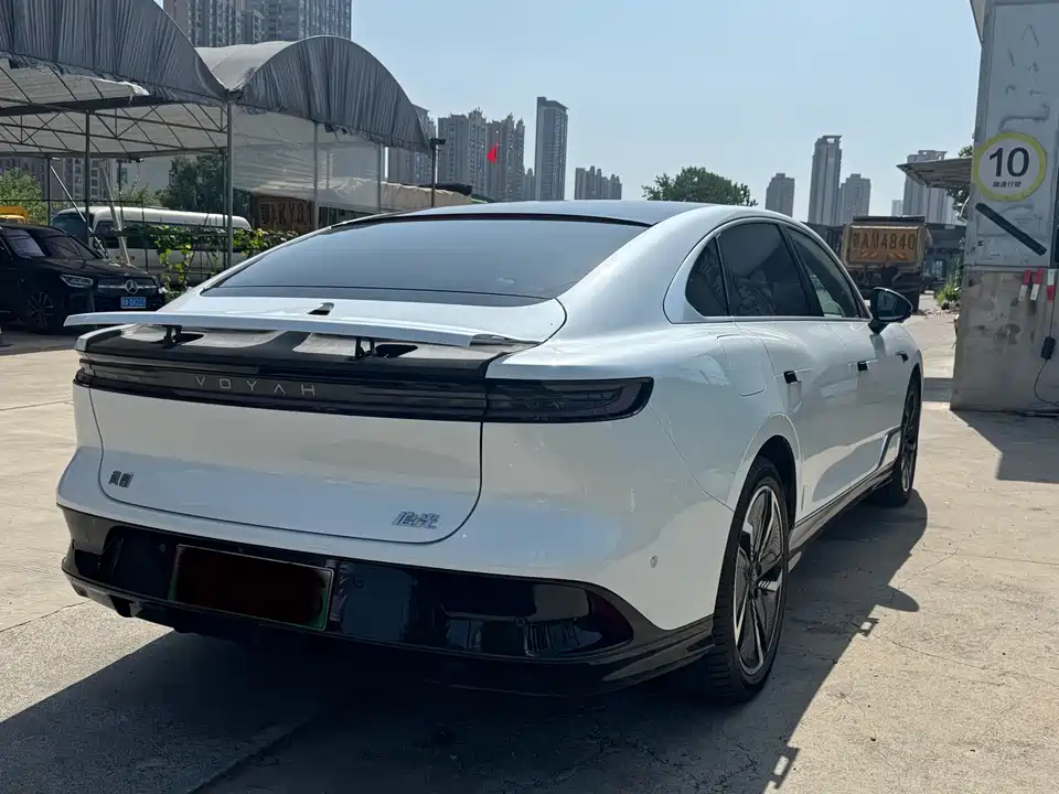 VOYAH Lantu chasing light