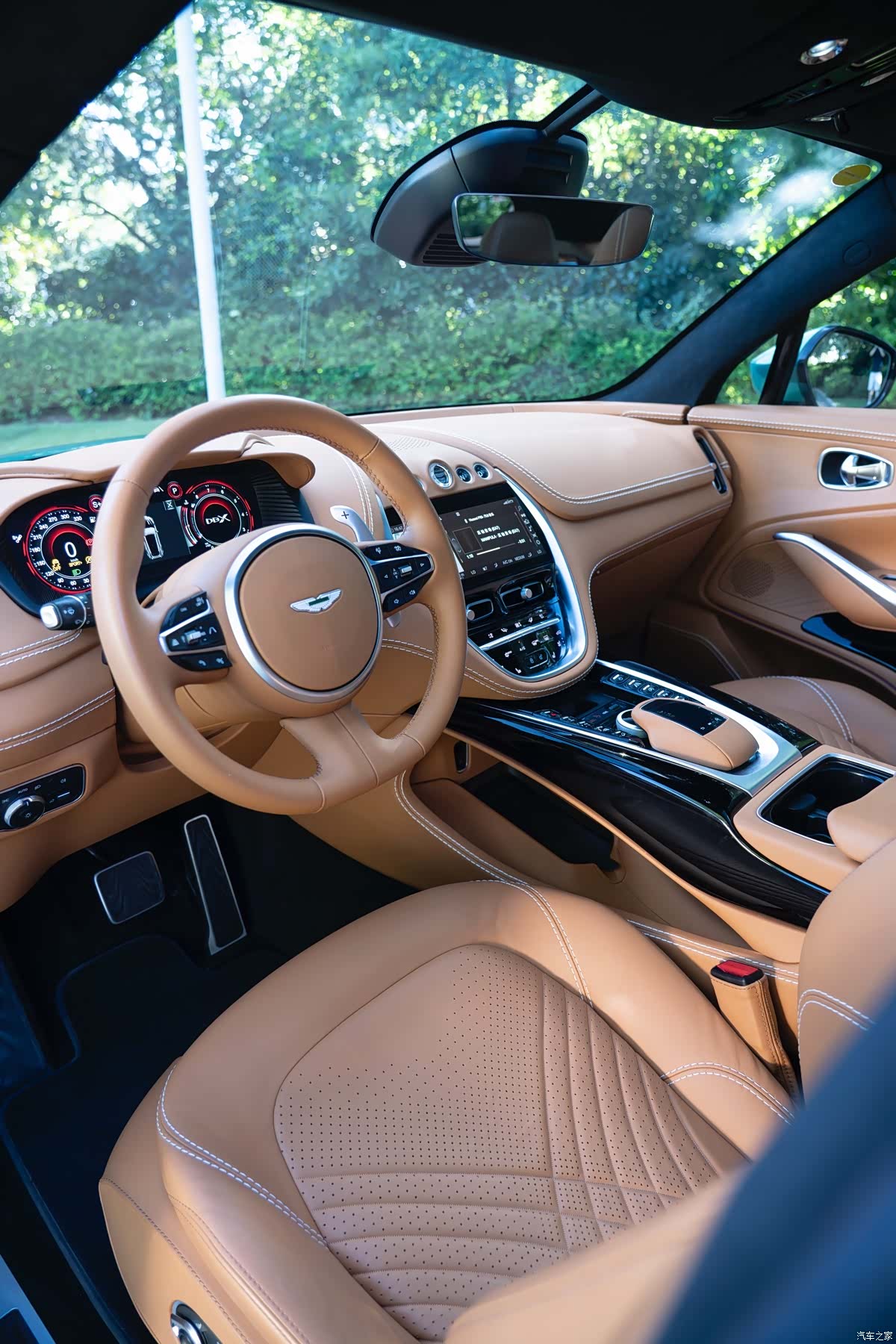 Aston Martin DBX, 2023 11