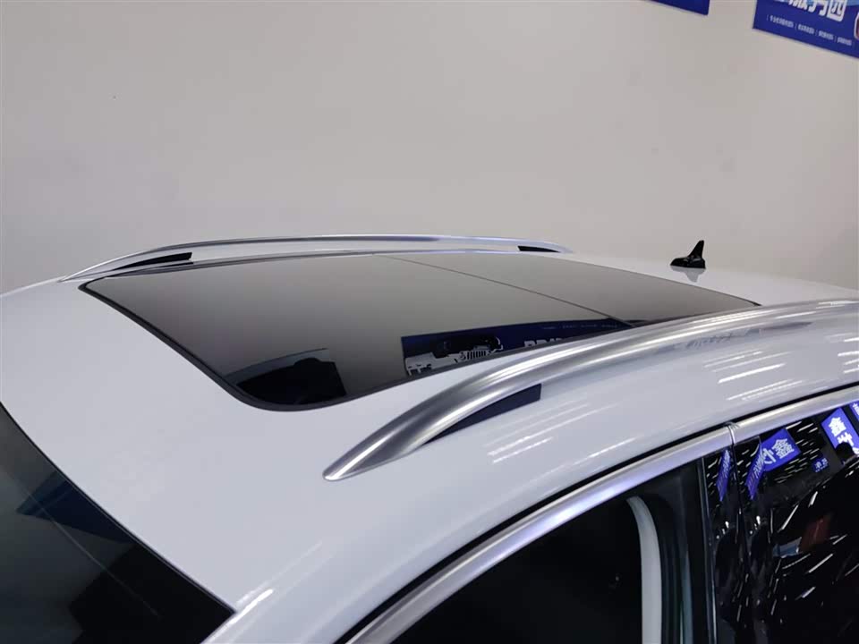 Volkswagen T-ROC exploring Songs