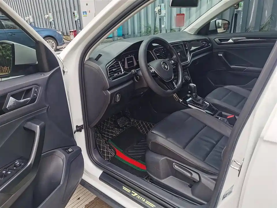 Volkswagen T-ROC exploring Songs