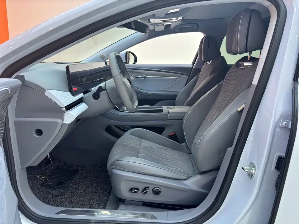 VOYAH Lantu chasing light