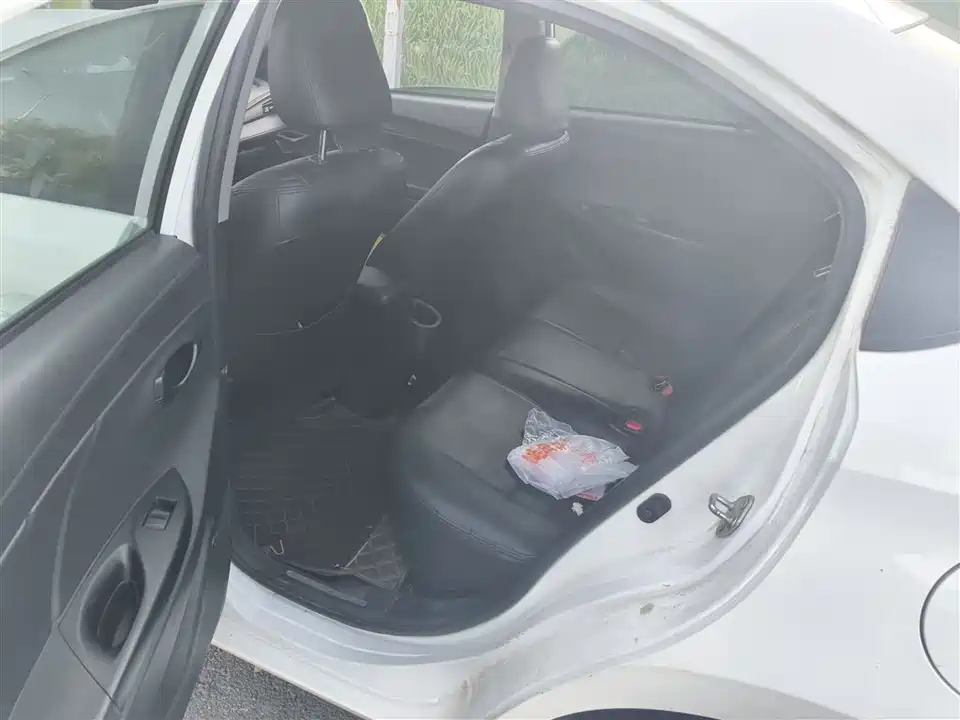 Toyota YARiS L to enjoy