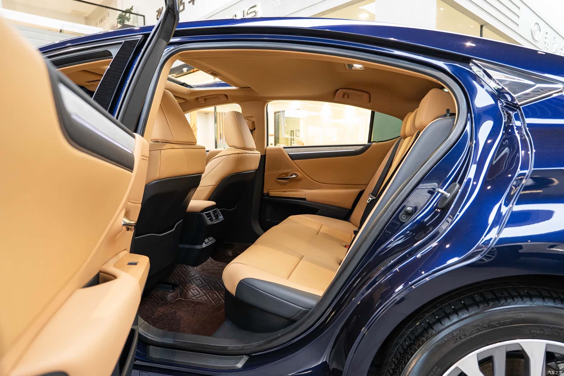 Lexus ES, 2025 10