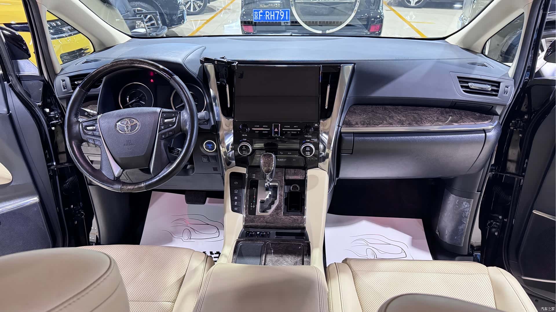 Toyota Alphard, 2022 4