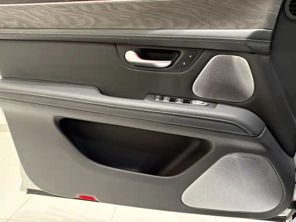 AITO Ask the world M5