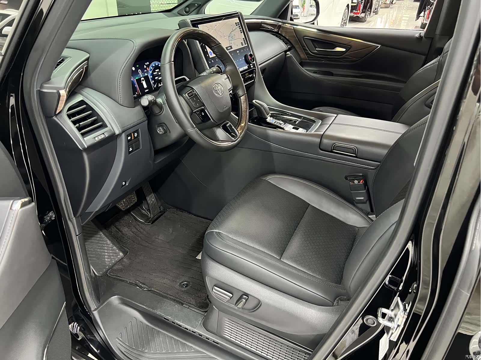 Toyota Alphard, 2024 22