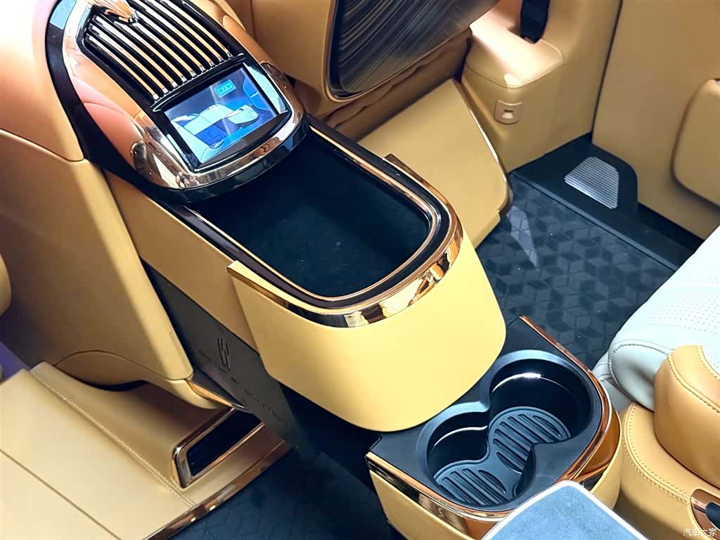 Mercedes-Benz V-Class, 2024 22