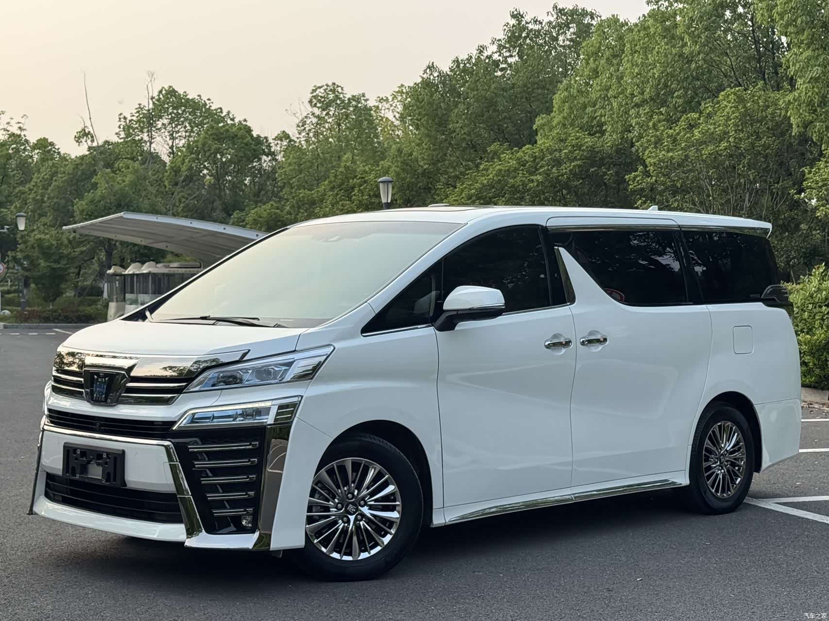 Toyota Vellfire, 2022 1