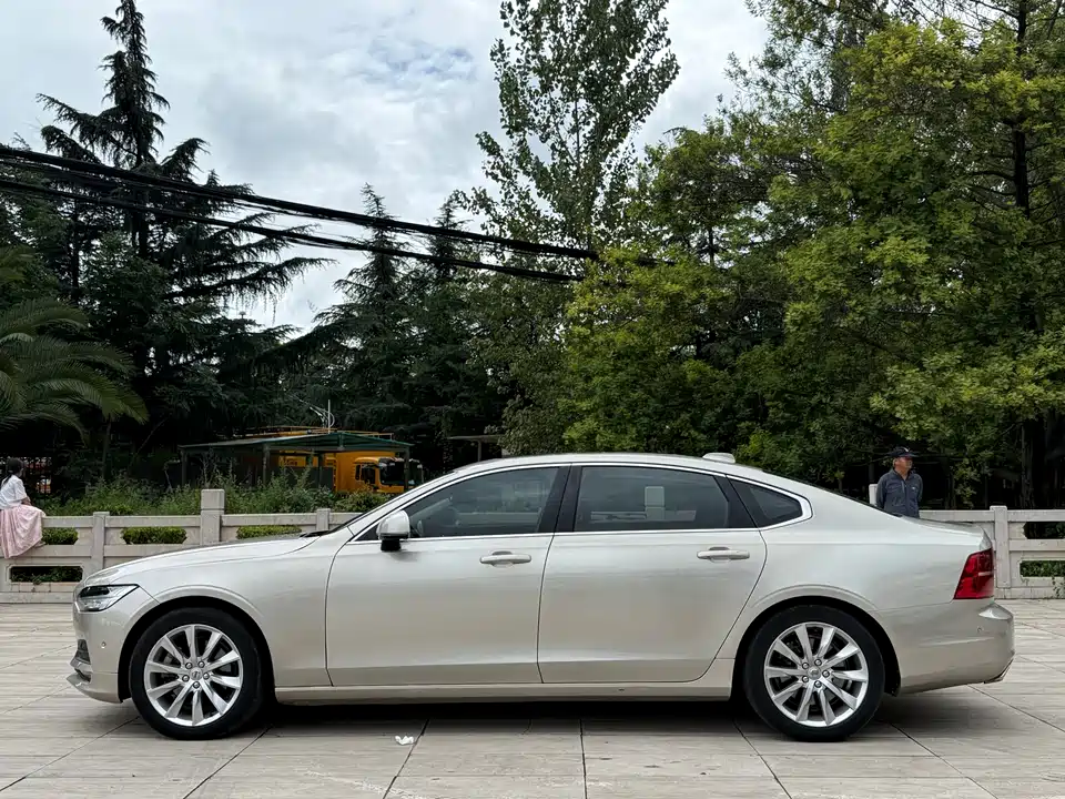 Volvo S90
