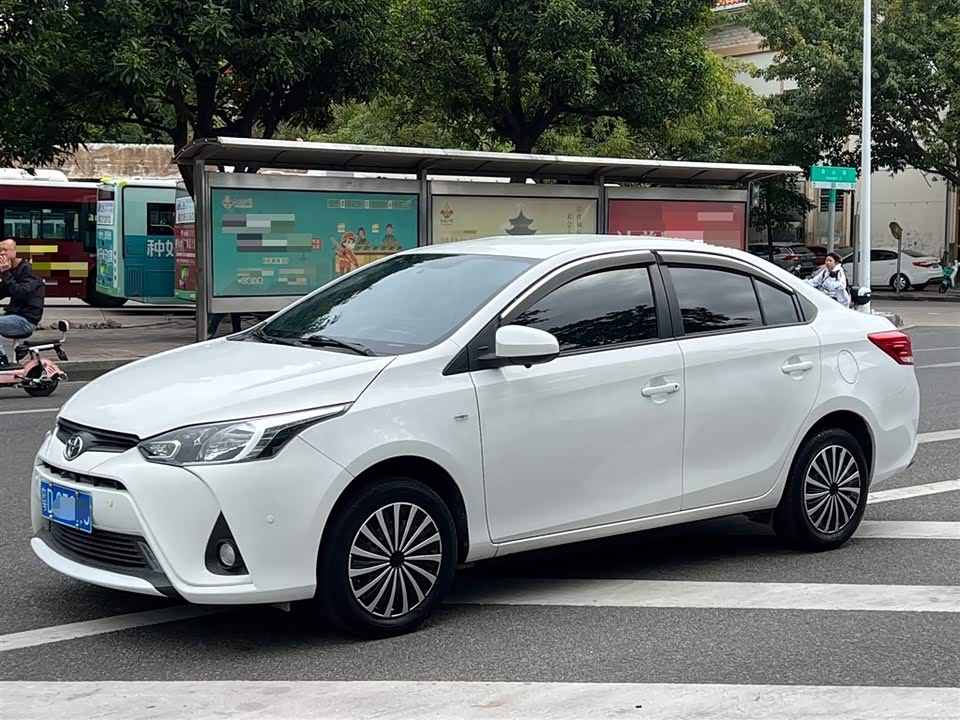 Toyota YARiS L to enjoy