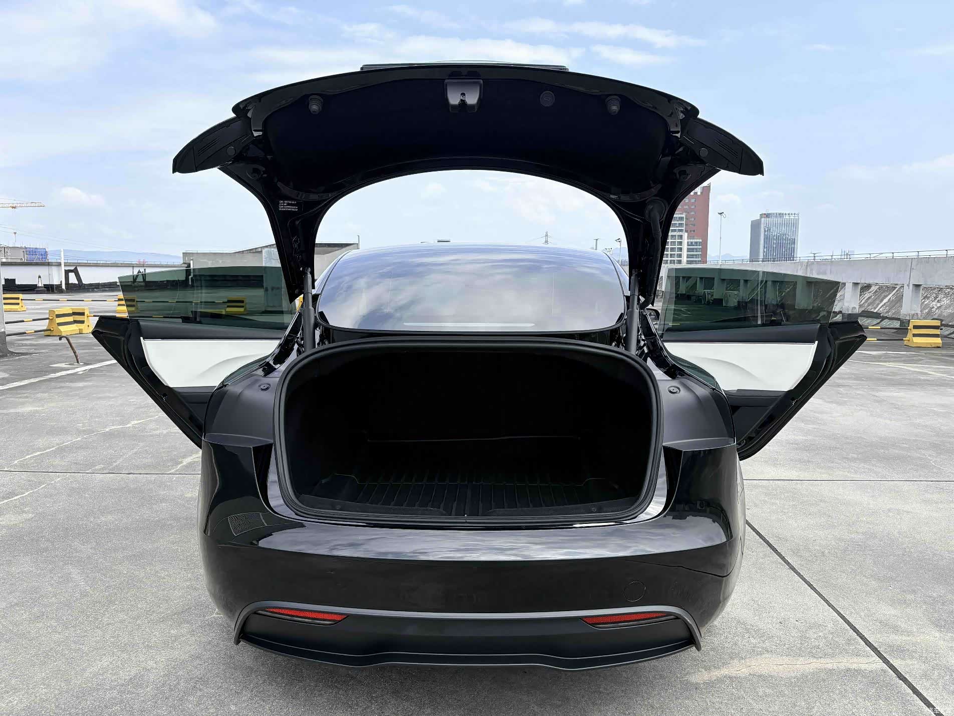 Tesla Model 3, 2025 12