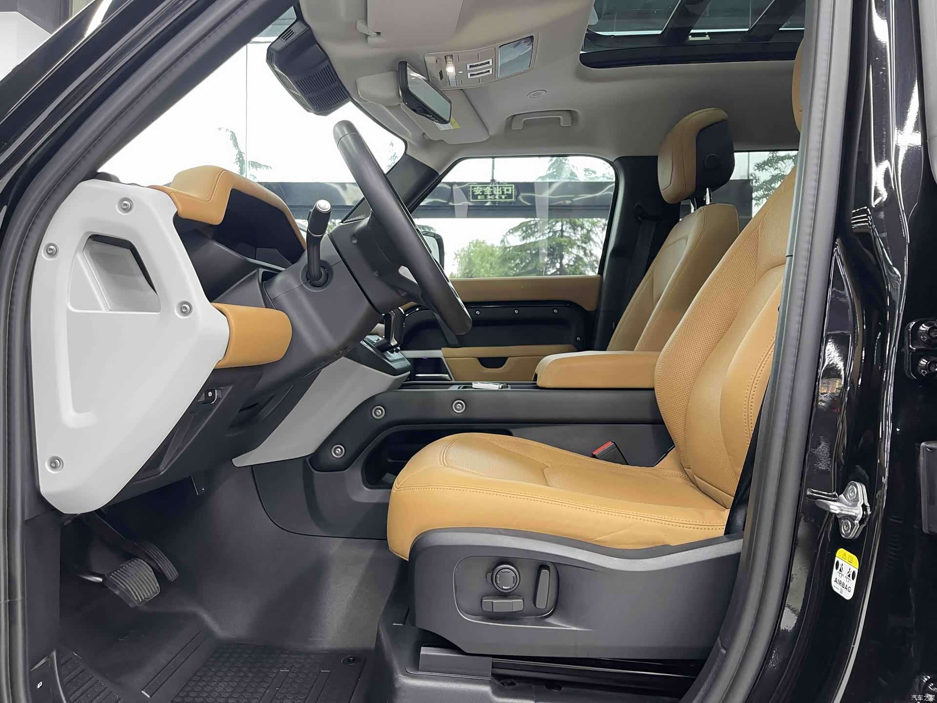 Land Rover Defender, 2024 3