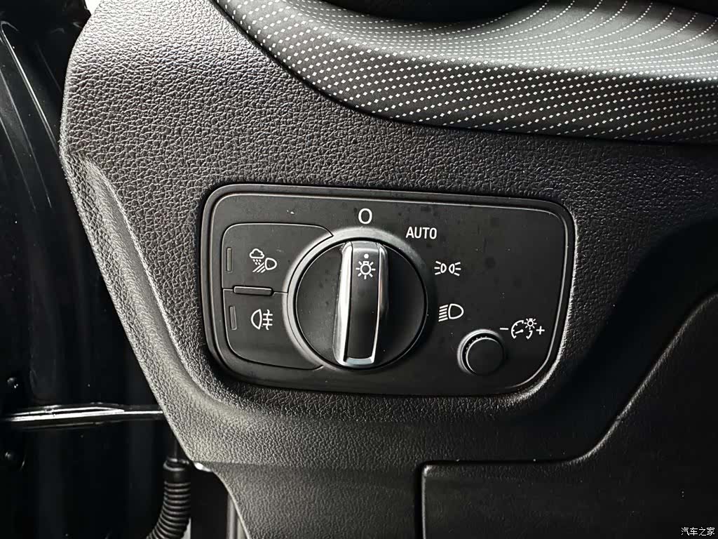 Audi Q2L, 2023 15