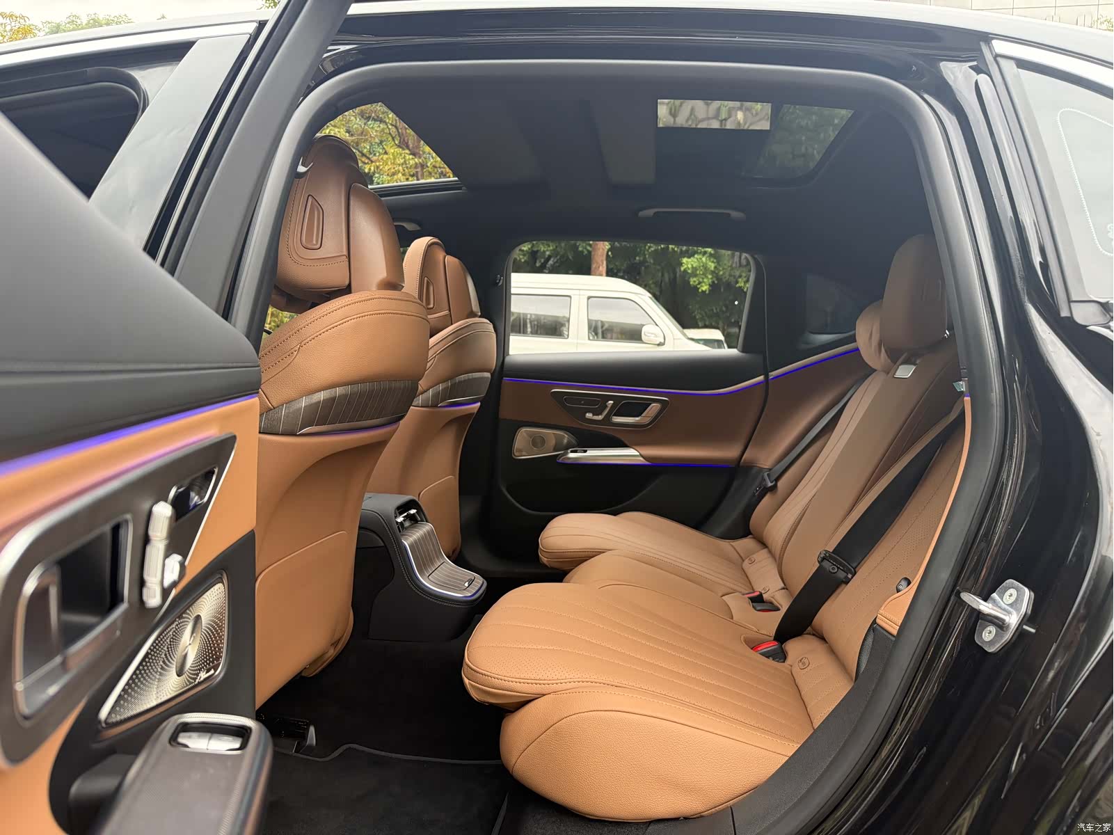 Mercedes-Benz E-Class, 2025 10