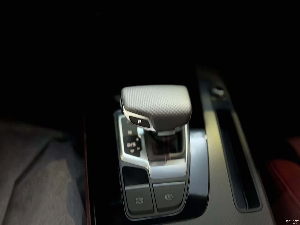 Audi Q5L, 2025 10