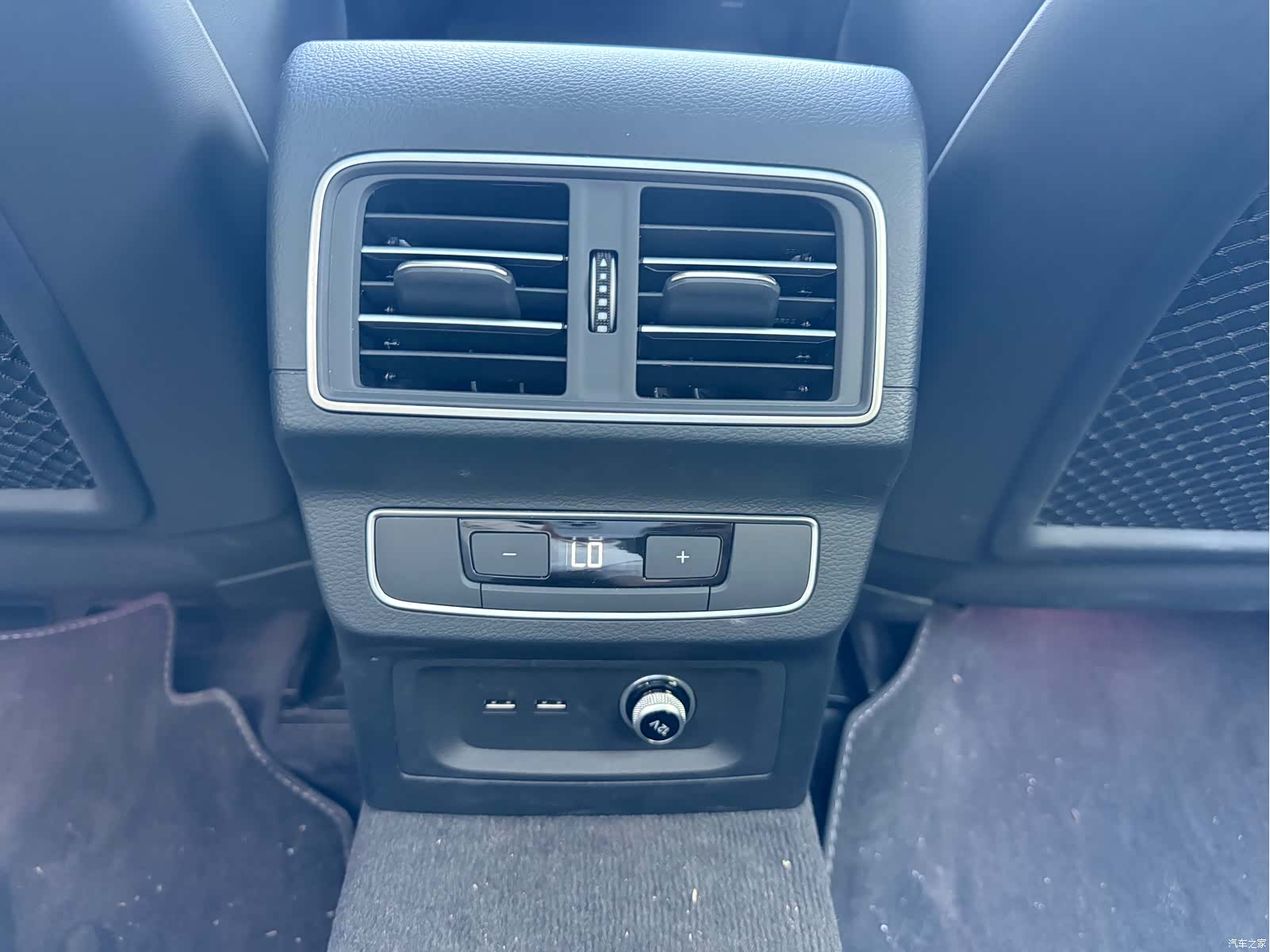 Audi Q5L, 2025 11