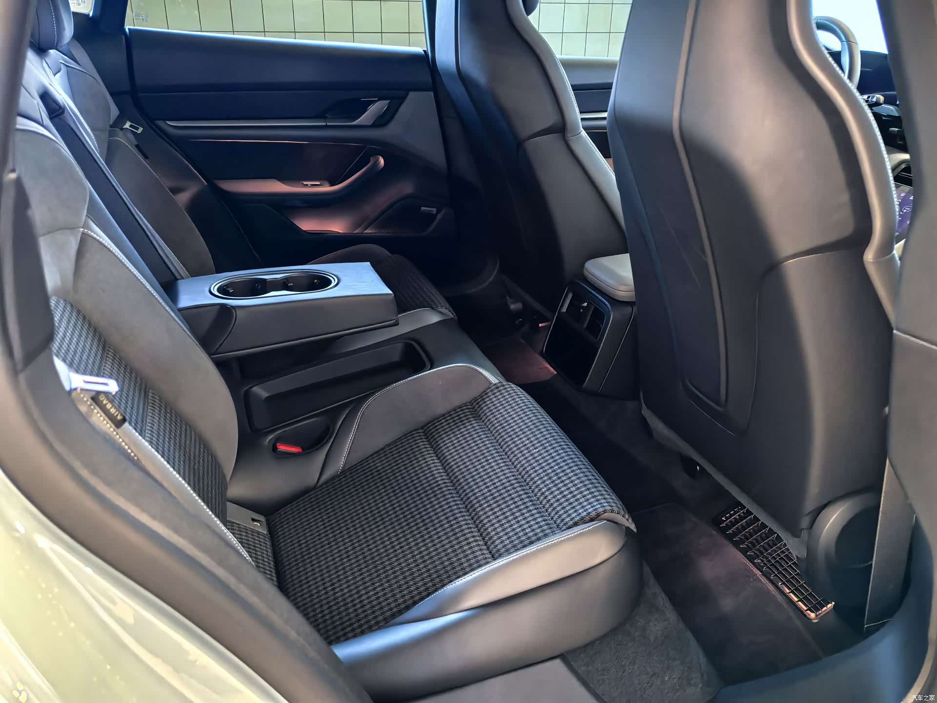 Porsche Taycan, 2026 10