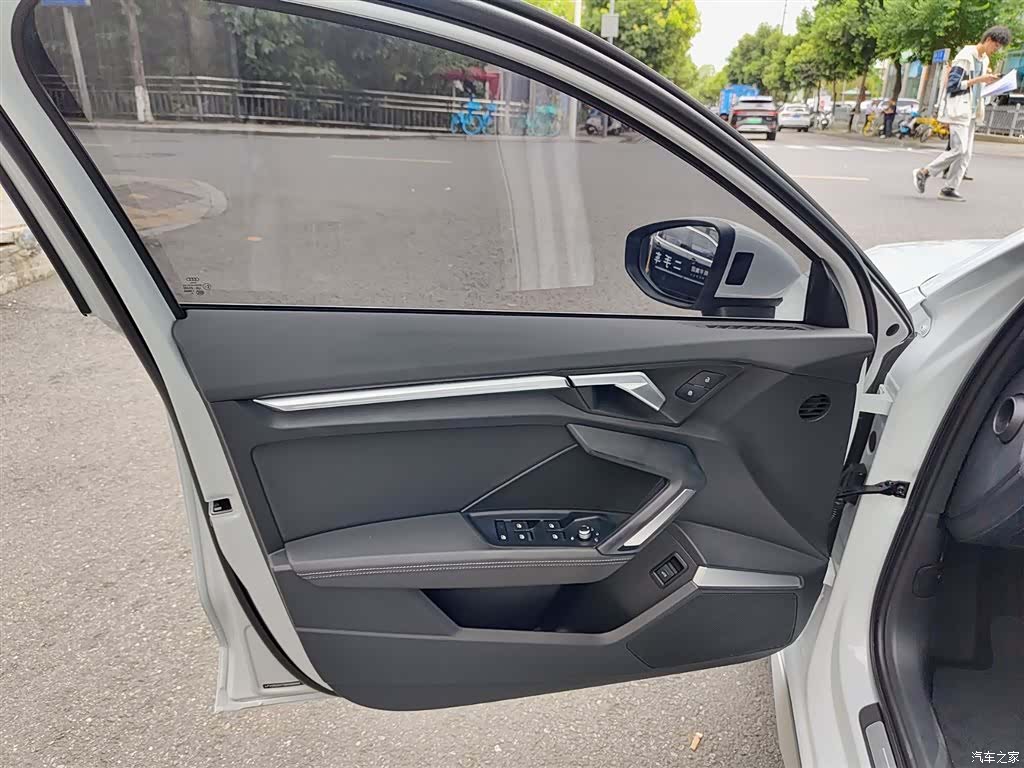 Audi Flying Spur, 2025 6