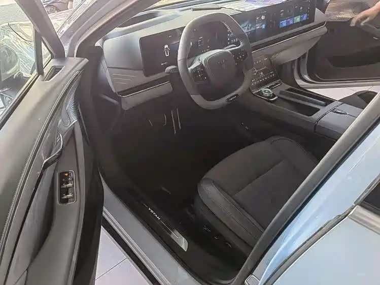 VOYAH Lantu chasing light