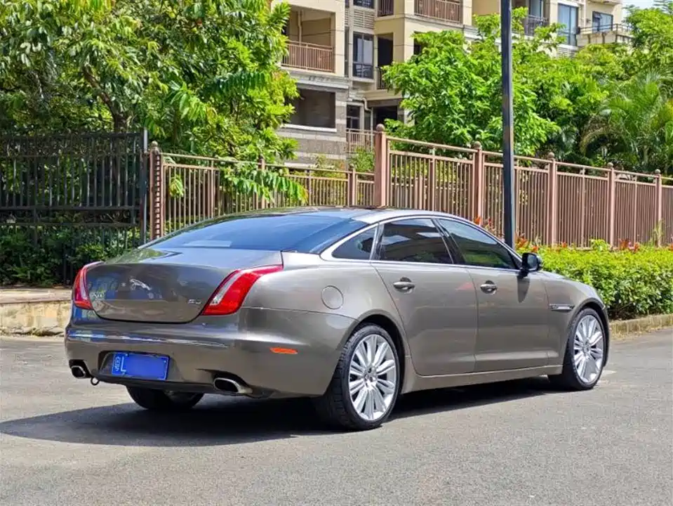 Jaguar XJ