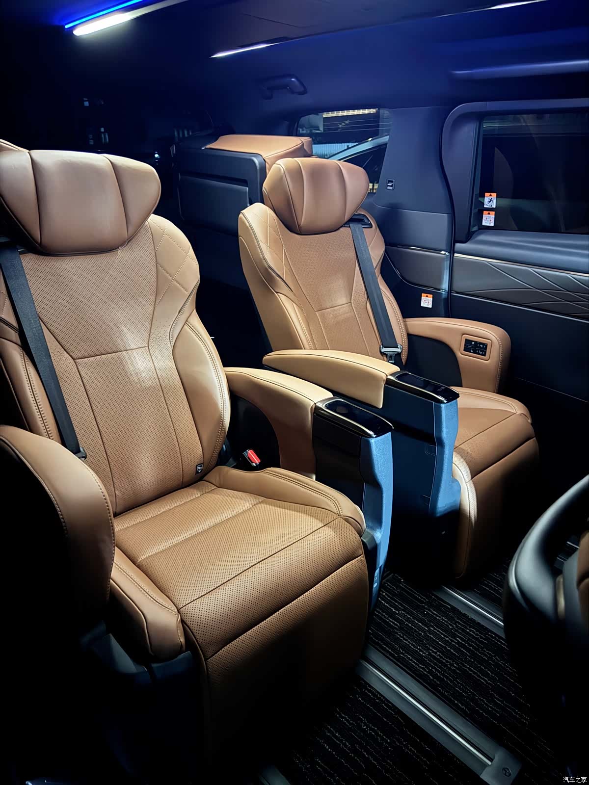 Toyota Vellfire, 2026 все фото