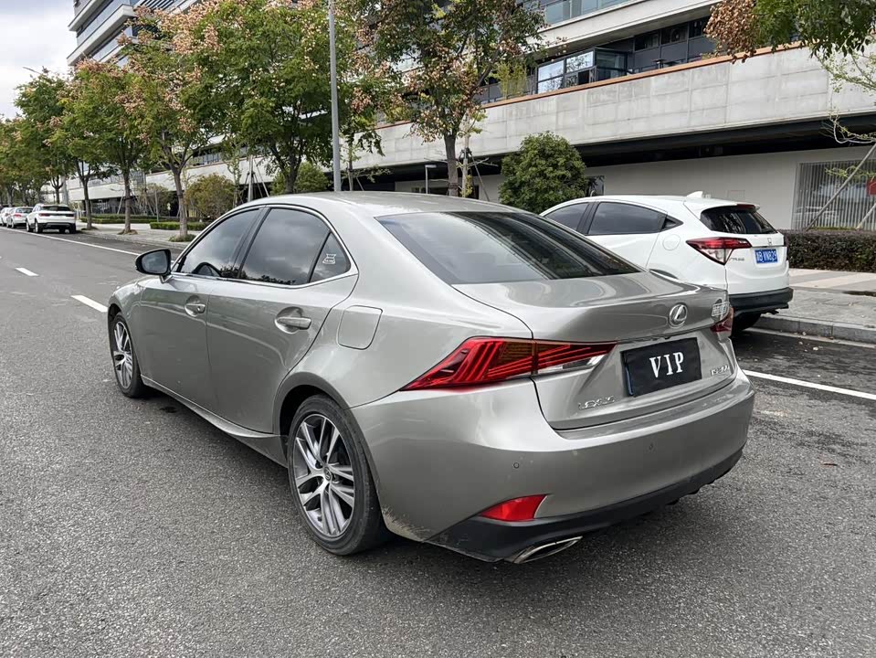 Lexus IS