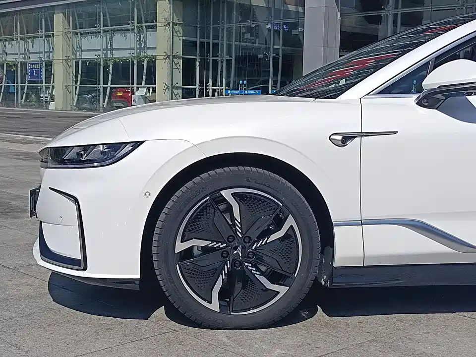 VOYAH Lantu chasing light