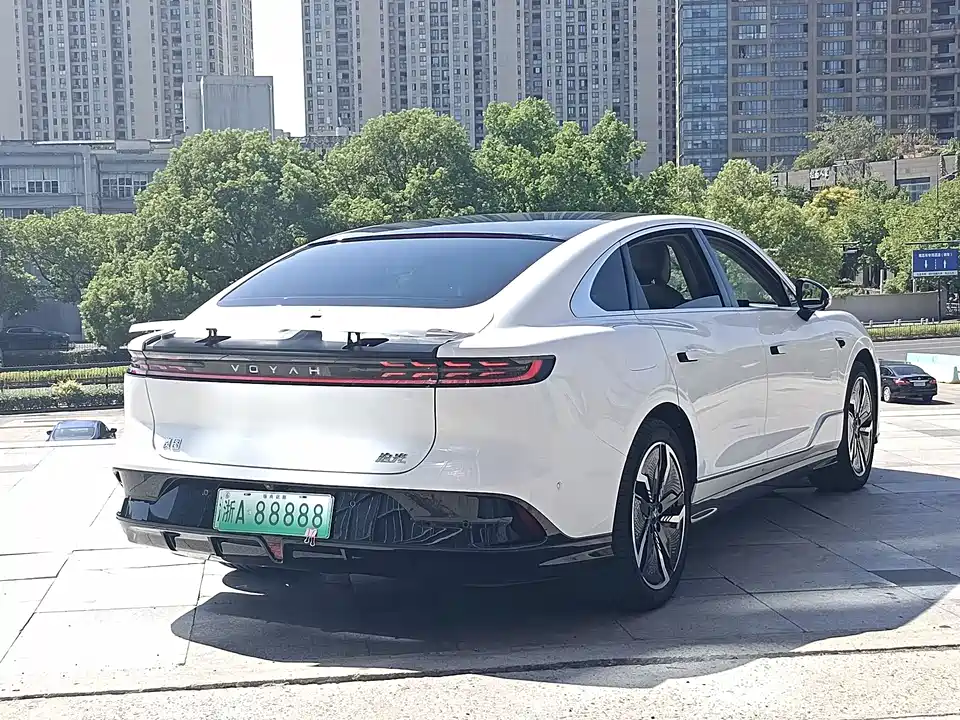 VOYAH Lantu chasing light