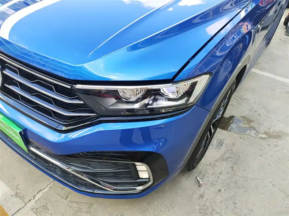 Volkswagen T-ROC exploring Songs