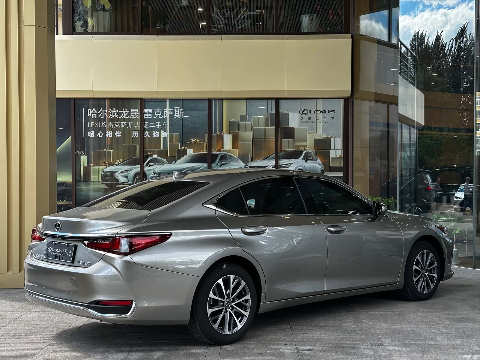 Lexus ES, 2024 4