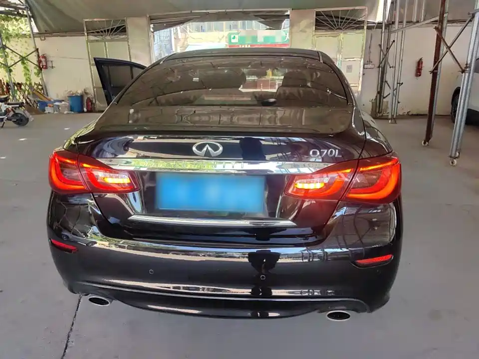 Infiniti Q70