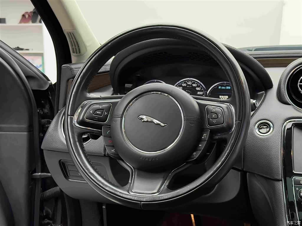 Jaguar XJ, 2015 12