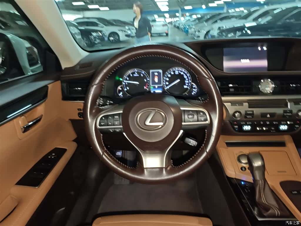 Lexus ES, 2016 3