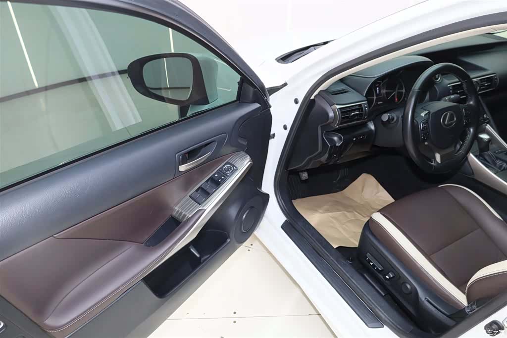 Lexus IS, 2017 16