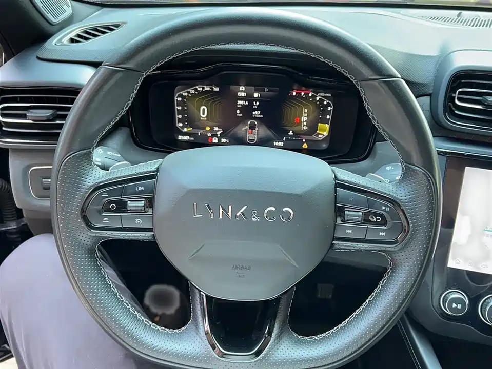 Lynk & Co 03