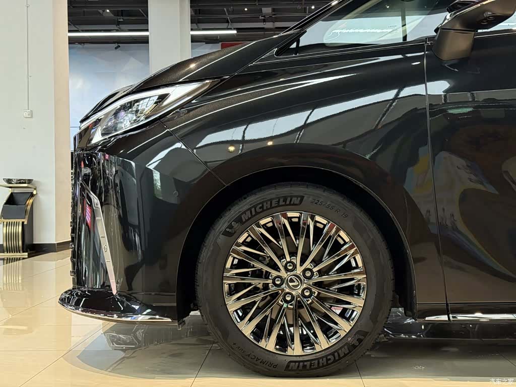 Lexus LM, 2024 4