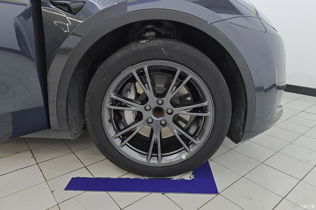 Tesla Model Y, 2024 6