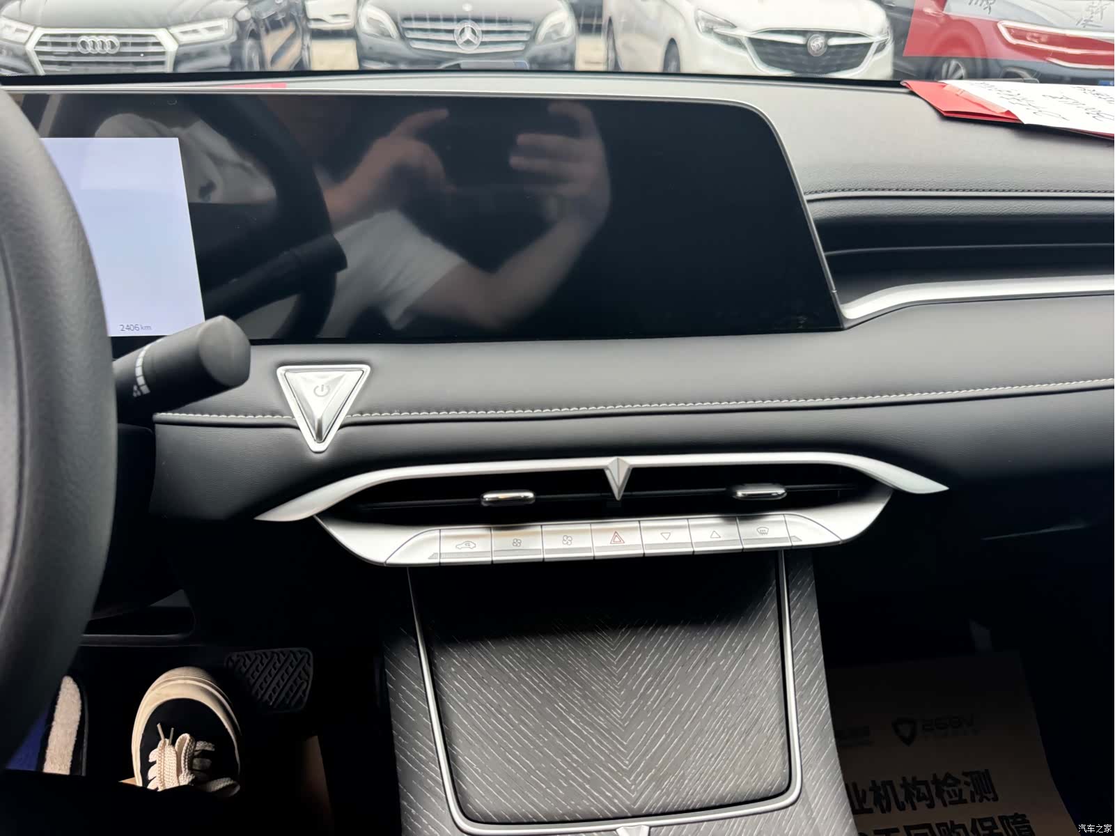 Nissan V, 2023 все фото