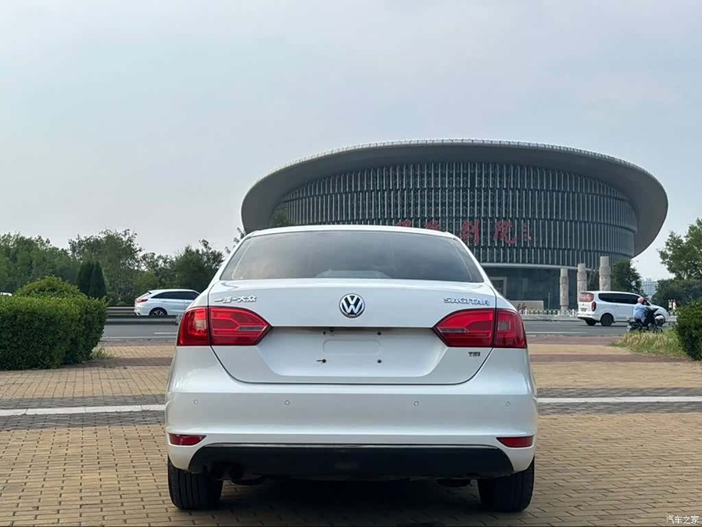 Volkswagen Sagitar, 2012 все фото