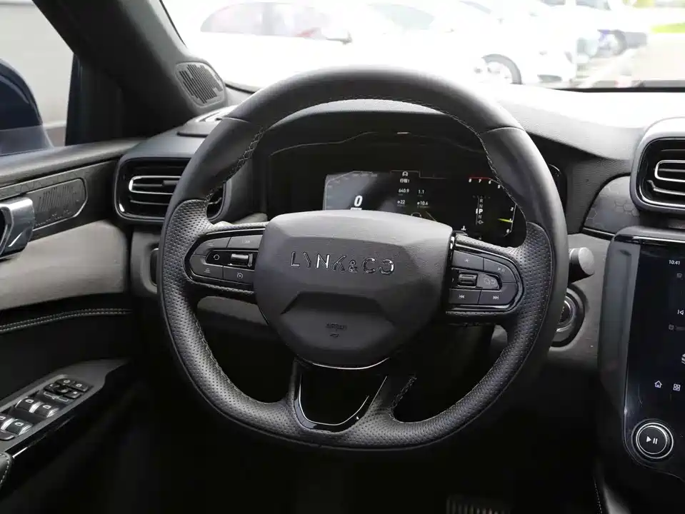 Lynk & Co 03