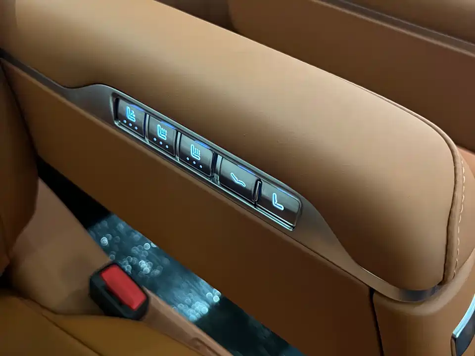 AITO Ask the world M8