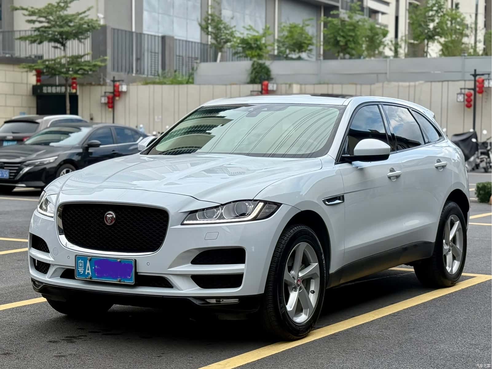 Jaguar F-PACE, 2016 1