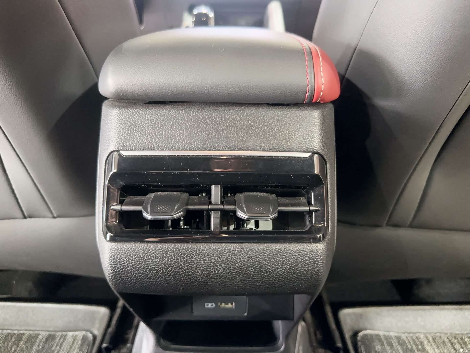 Geely Coolray, 2023 23