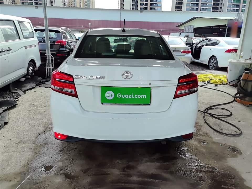 Toyota YARiS L to enjoy