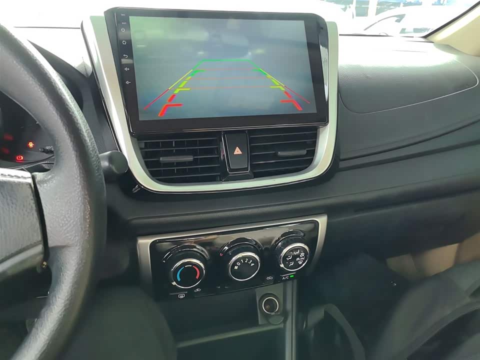 Toyota YARiS L to enjoy