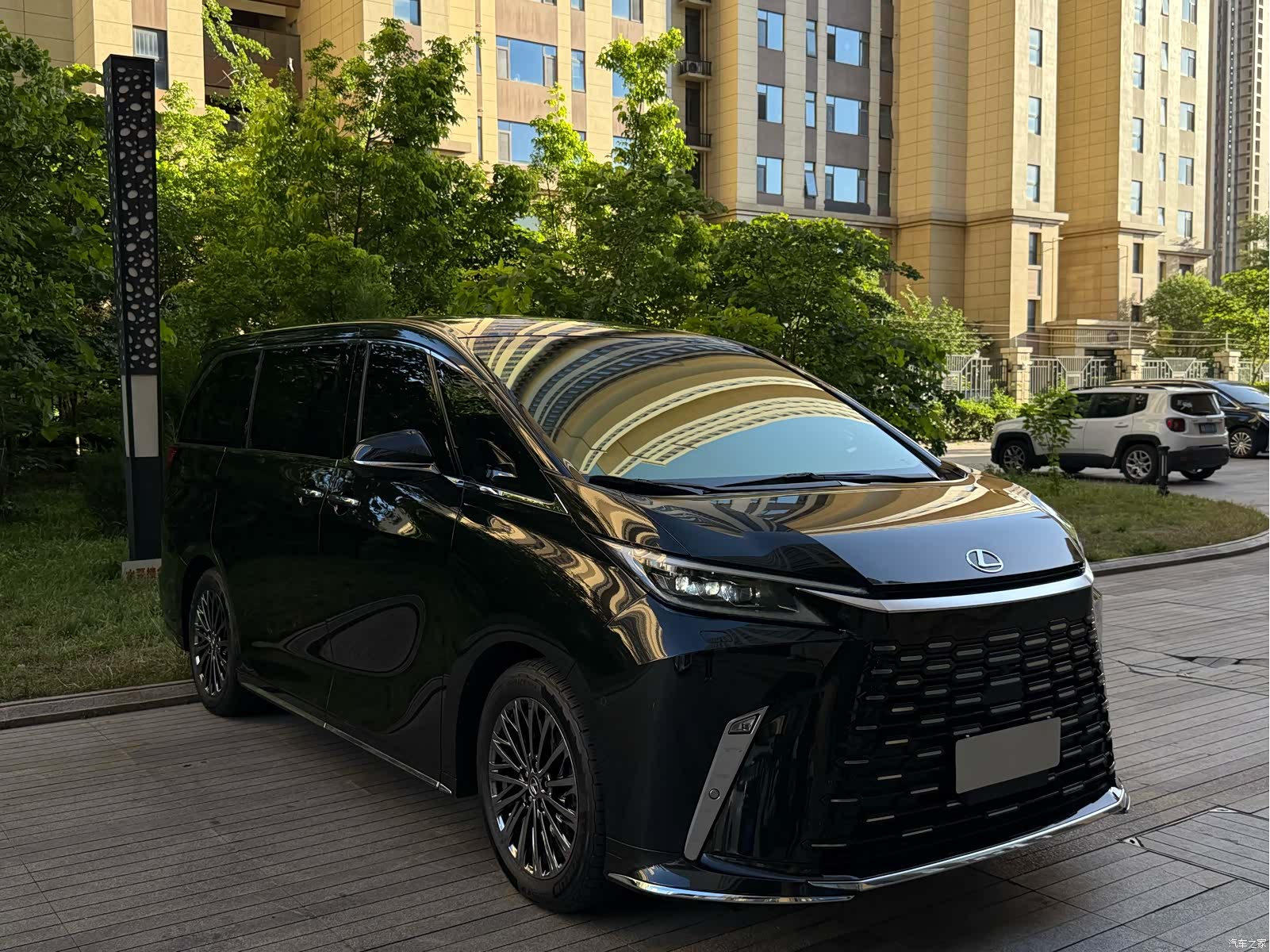 Lexus LM, 2025 4